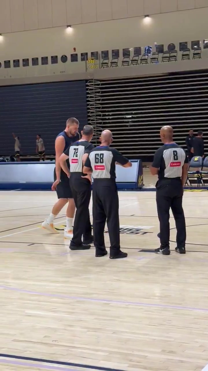 掘金邀请了NBA主裁来吹罚队内训练约基奇与其进行了一番交涉
