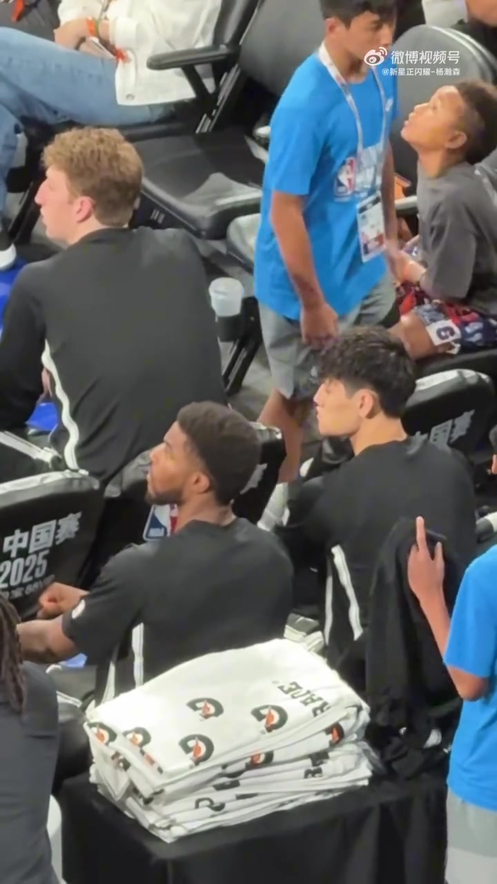 到了第四节还没上场现场观众不干了大喊换曾凡博